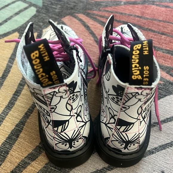 Dr Martens kids size 4 US M butterfly floral- meadow print - Picture 4 of 5